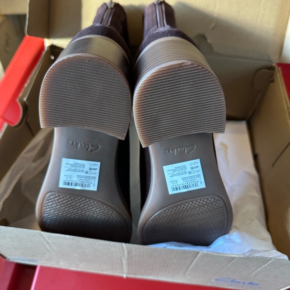 Woman's Boots Clarks Lileigh Holly Bootie Dark Brown Suede Size 9.5 NIB - Picture 7 of 11